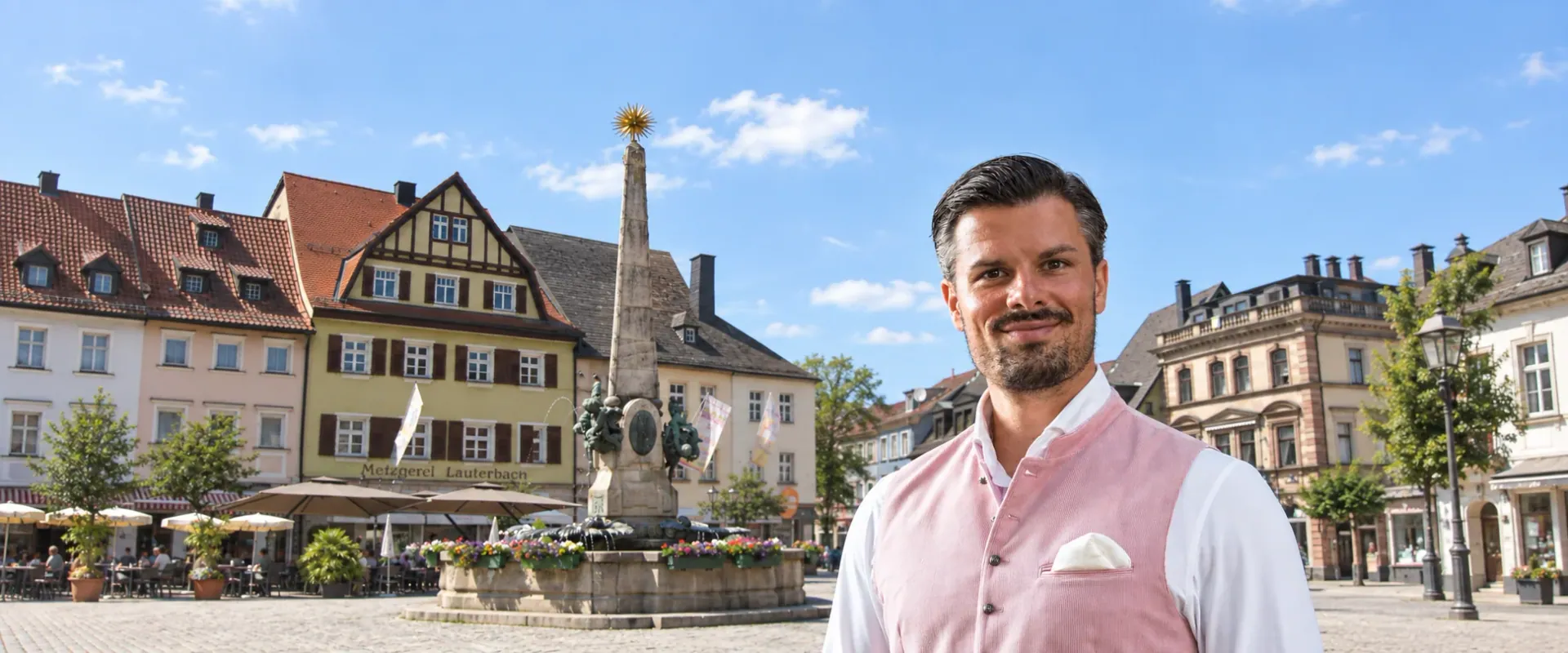 Fotomontage: Alexander Streng in Tracht vor dem Kulmbacher Marktplatz