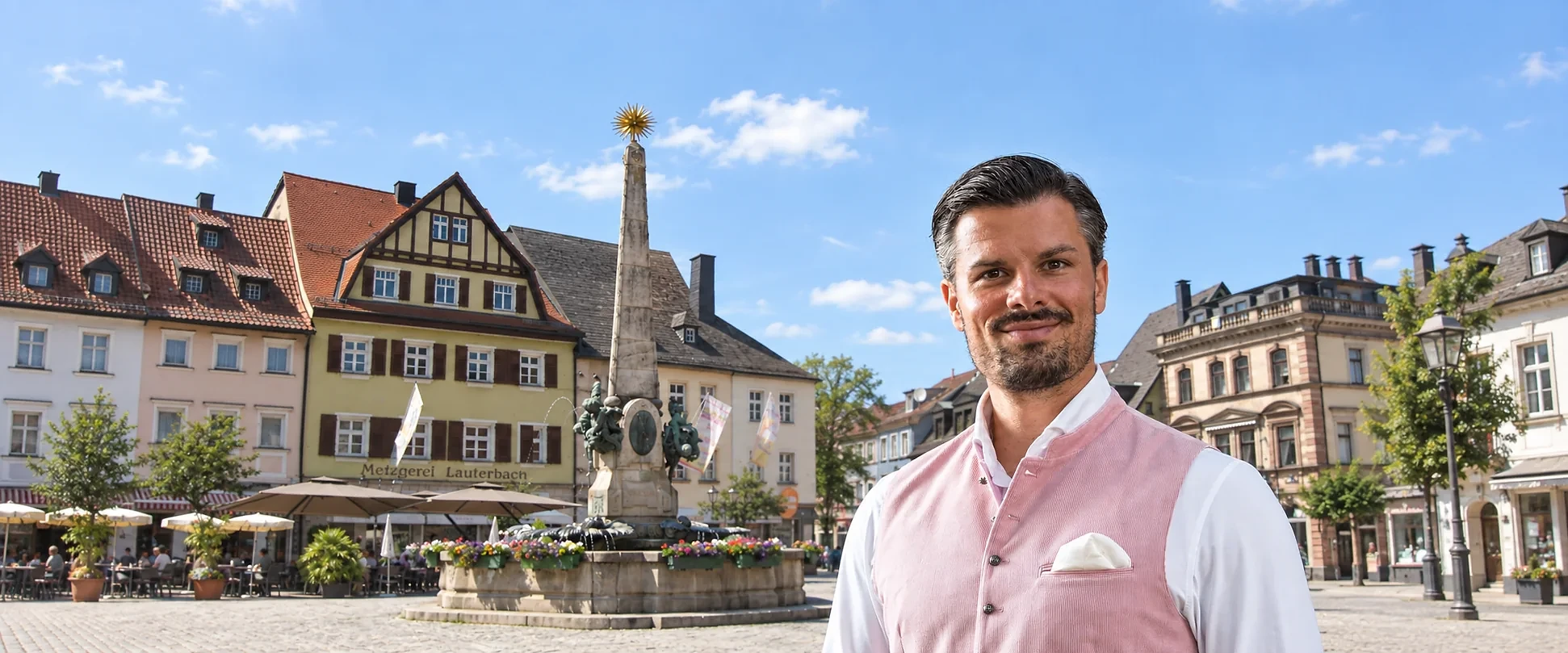 Fotomontage: Alexander Streng in Tracht vor dem Kulmbacher Marktplatz