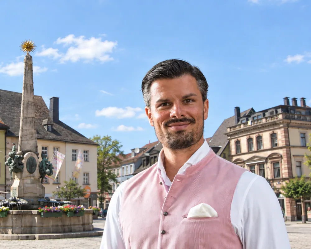 Fotomontage: Alexander Streng in Tracht vor dem Kulmbacher Marktplatz